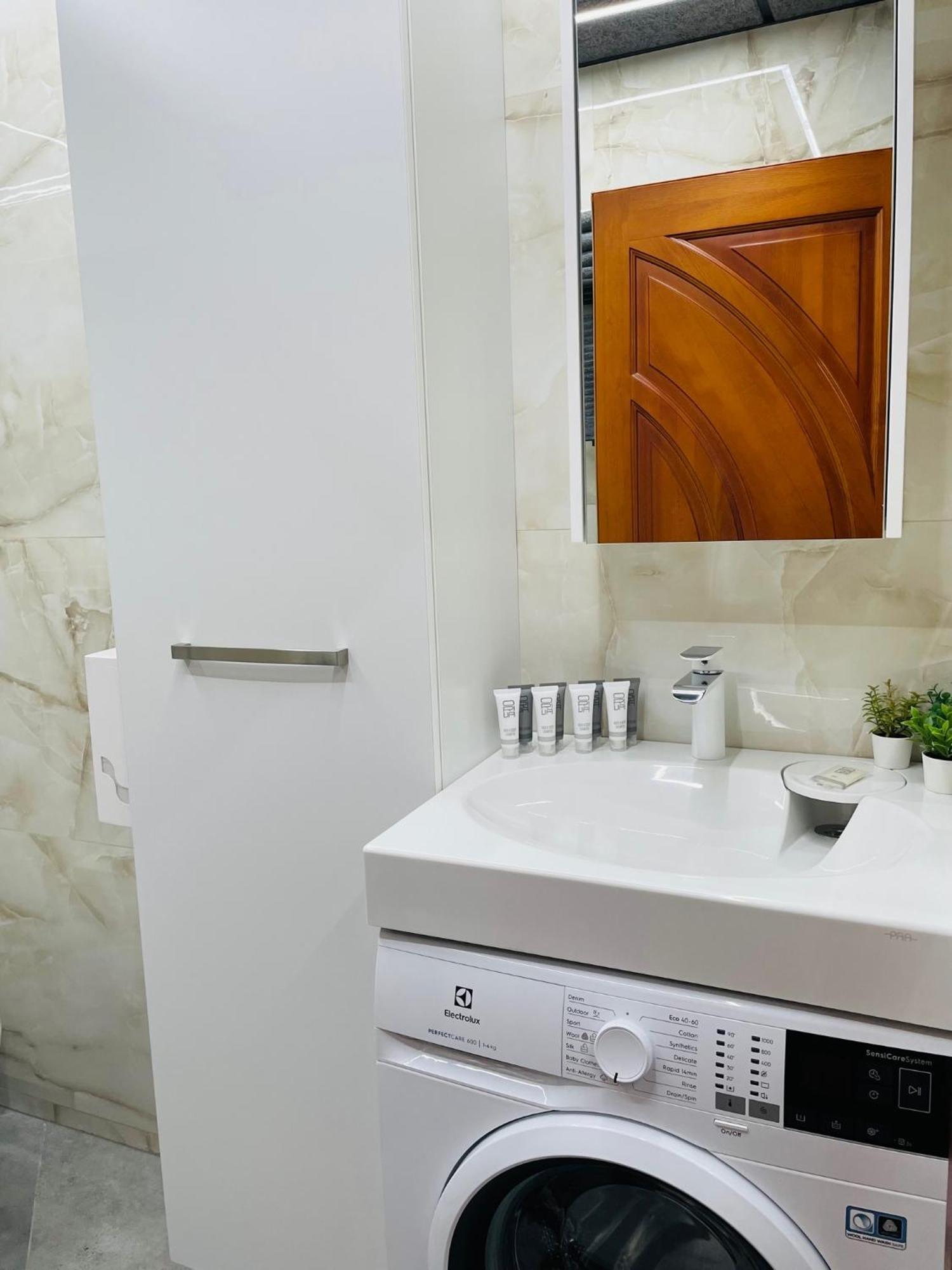 Appartamento Brivibas - West / East, Free Privat Parking, Free Wifi, Self Check-in Riga