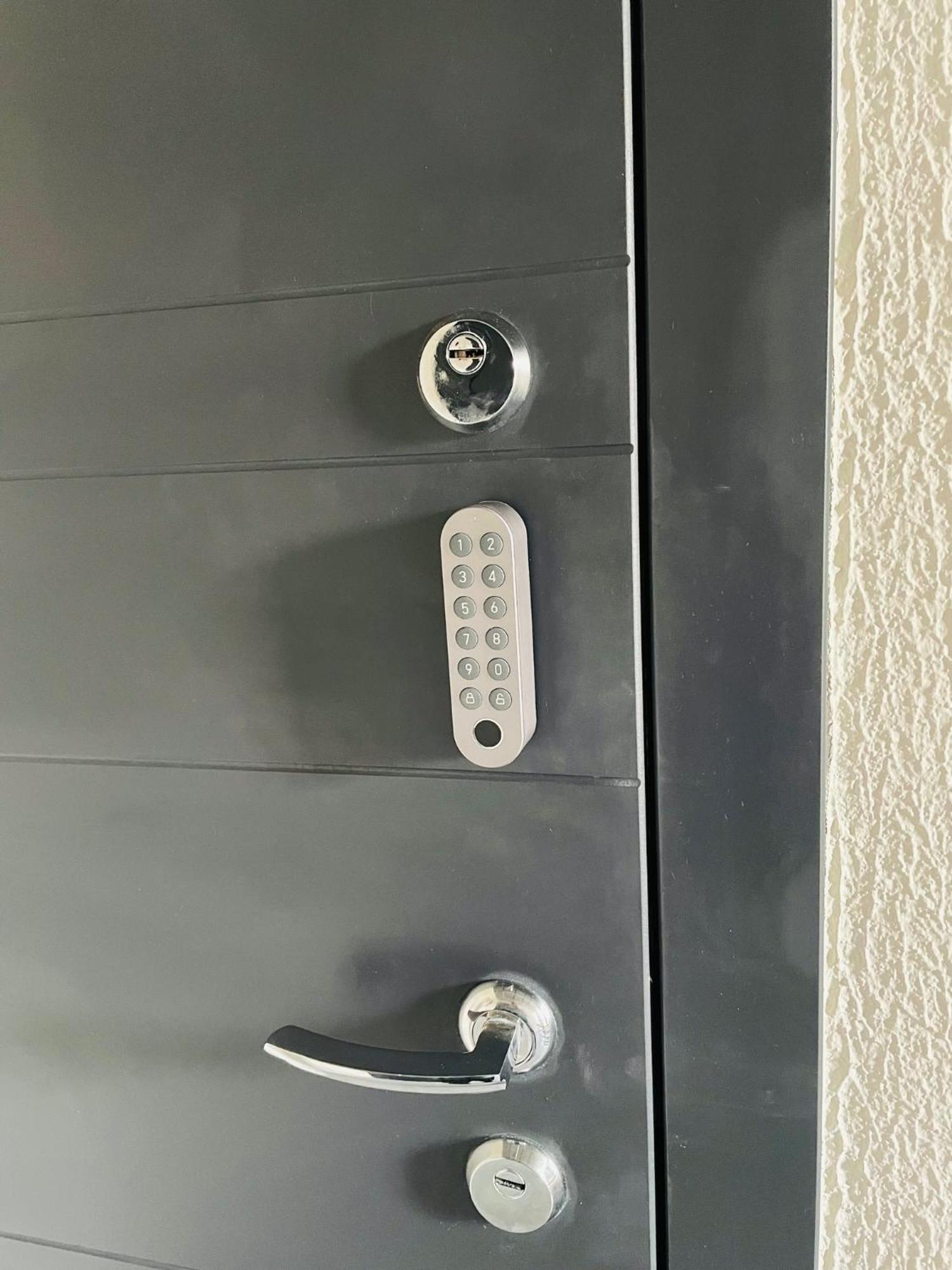 Brivibas - West / East, Free Privat Parking, Free Wifi, Self Check-in *