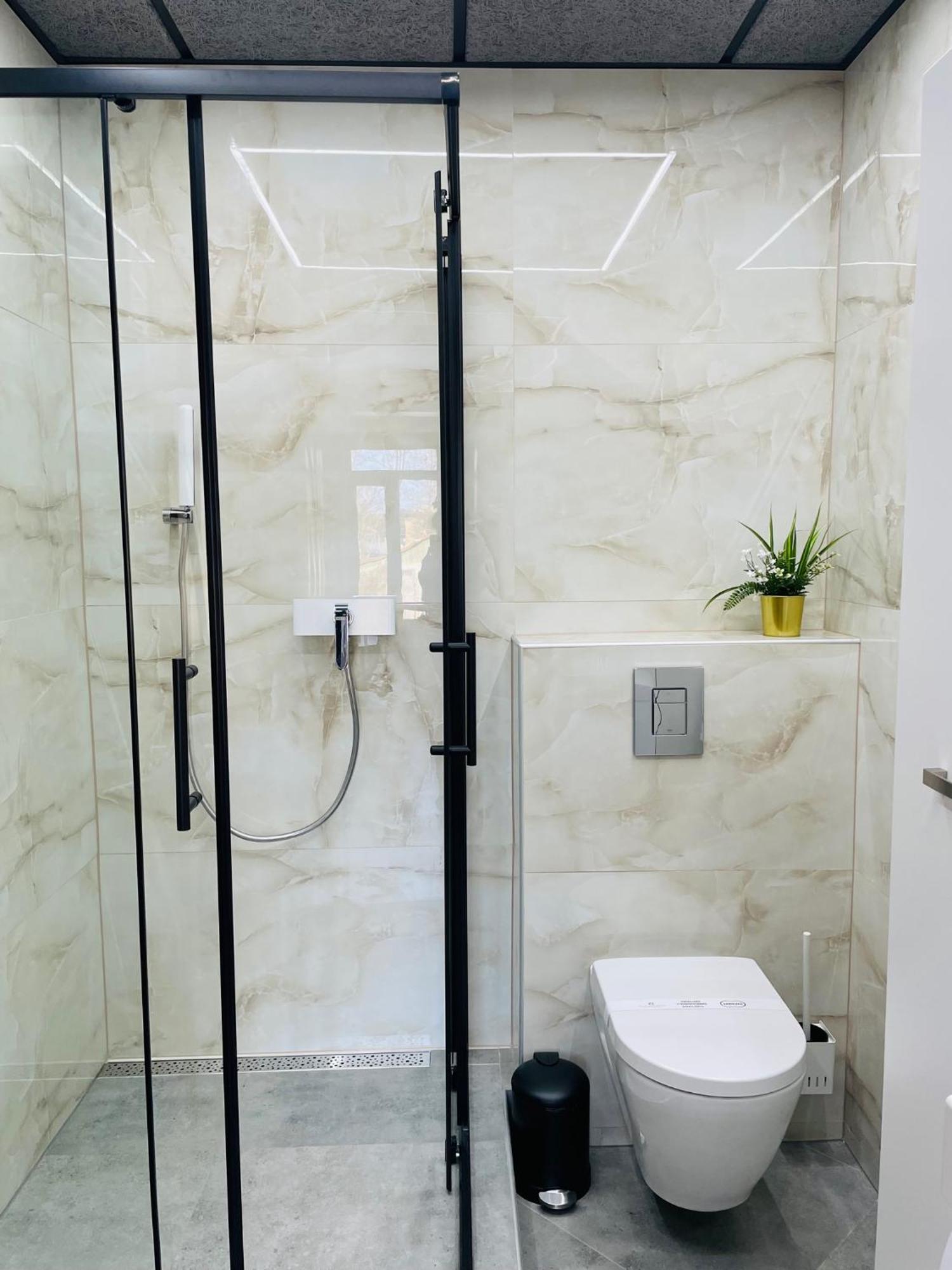 Appartamento Brivibas - West / East, Free Privat Parking, Free Wifi, Self Check-in Riga